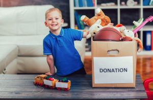 donacion-de-niños-a-juguetes-fundacion-acto-solidario-en-alicante-provicncia